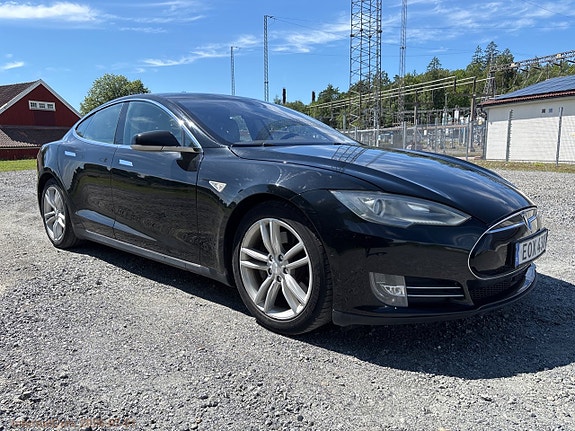 Tesla Model S 2 of 5