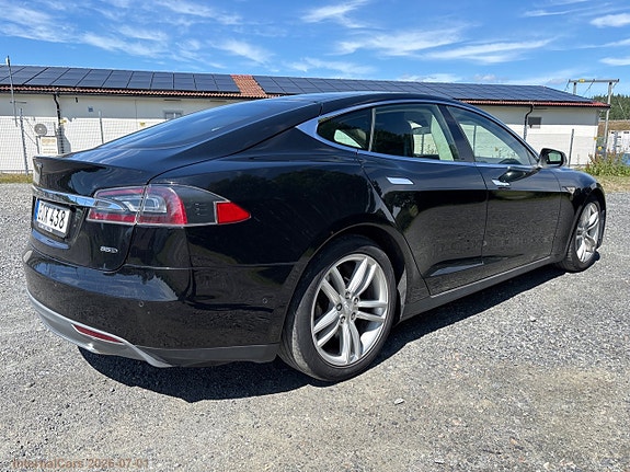 Tesla Model S 4 of 5