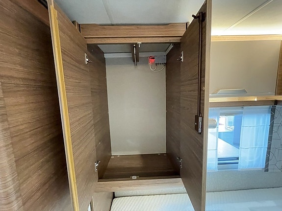 Knaus Sport 460 / Långbädd / B-körkort 1400kg / Box-Markis / Fint skick 24 of 25