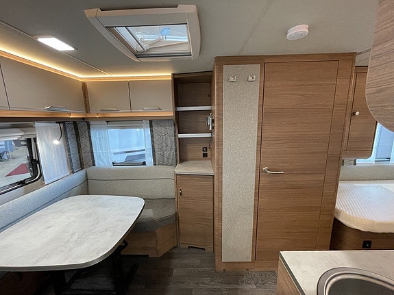 Knaus Sport 460 / Långbädd / B-körkort 1400kg / Box-Markis / Fint skick 8 of 25