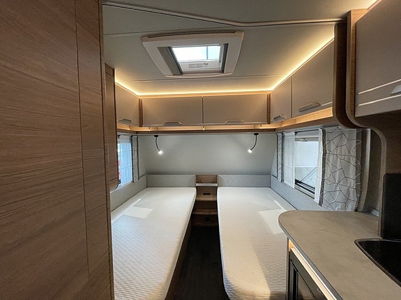 Knaus Sport 460 / Långbädd / B-körkort 1400kg / Box-Markis / Fint skick 11 of 25