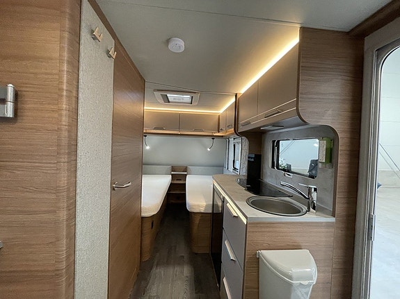 Knaus Sport 460 / Långbädd / B-körkort 1400kg / Box-Markis / Fint skick 10 of 25