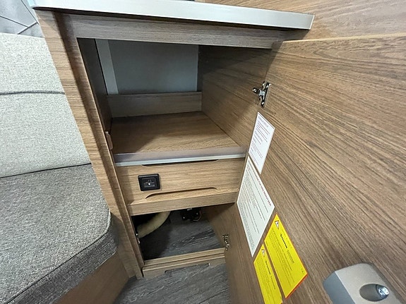 Knaus Sport 460 / Långbädd / B-körkort 1400kg / Box-Markis / Fint skick 18 of 25