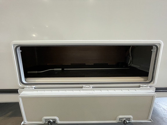 Knaus Sport 460 / Långbädd / B-körkort 1400kg / Box-Markis / Fint skick 7 of 25