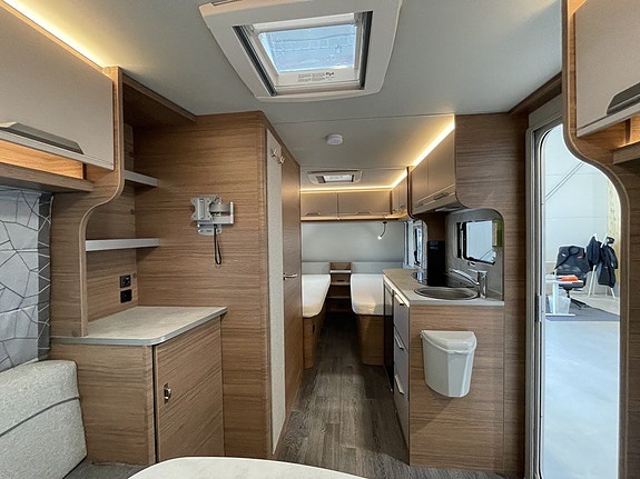 Knaus Sport 460 / Långbädd / B-körkort 1400kg / Box-Markis / Fint skick 9 of 25