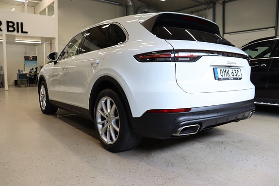 Porsche Cayenne 4 of 5
