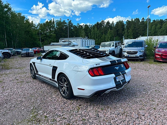 Ford Mustang 3 of 5