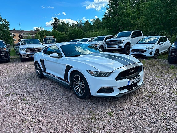 Ford Mustang 2 of 5