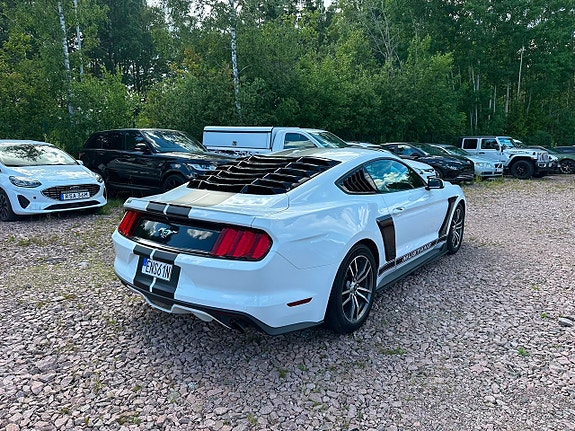 Ford Mustang 4 of 5