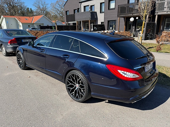 Mercedes-Benz CLS500 2 of 8