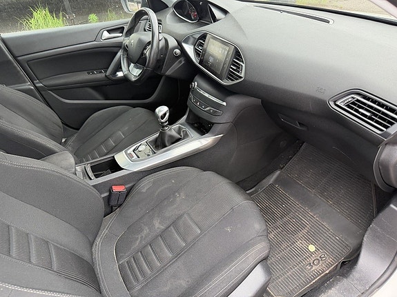 Peugeot 308 8 of 12