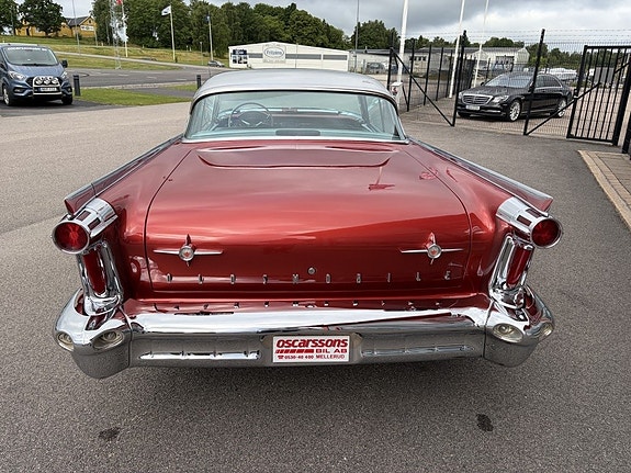 Oldsmobile Ninety Eight 7 of 30