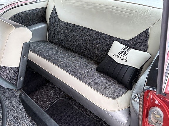 Oldsmobile Ninety Eight 19 of 30