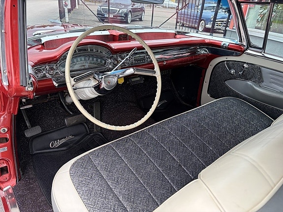 Oldsmobile Ninety Eight 16 of 30