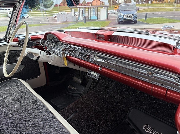 Oldsmobile Ninety Eight 17 of 30