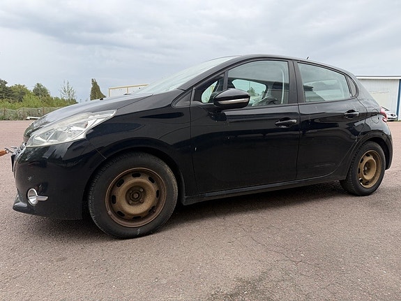 Peugeot 208 2 of 5