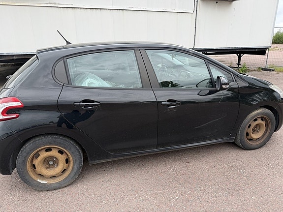 Peugeot 208 3 of 5