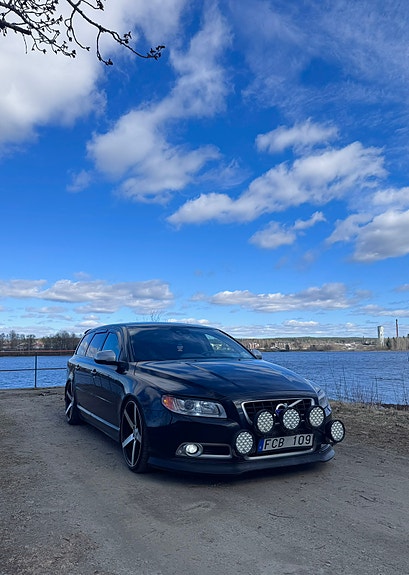 Volvo V70 2 of 5