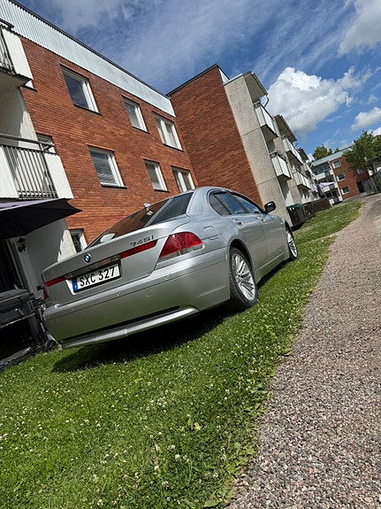 BMW 745i 3 of 4