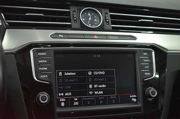 Volkswagen Passat 12 of 19
