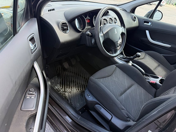 Peugeot 308 SW 7 of 9