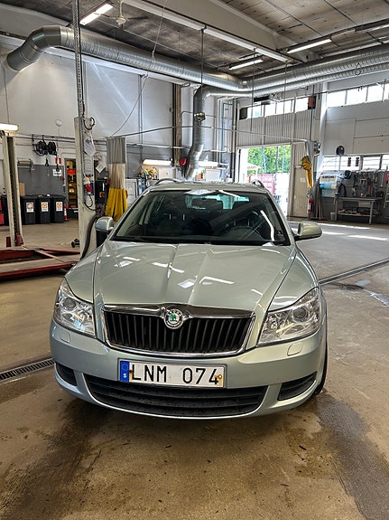 Skoda Octavia 2 of 4