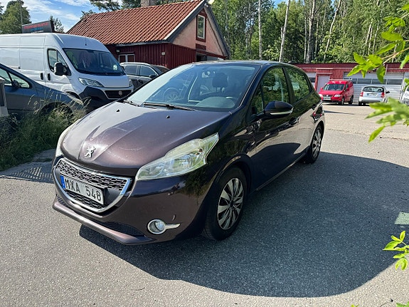 Peugeot 208 2 of 5