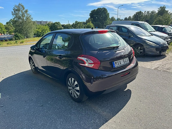 Peugeot 208 3 of 5