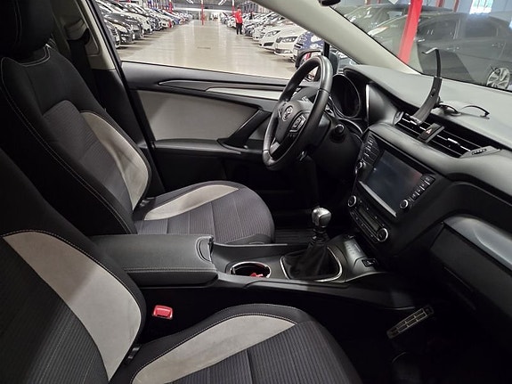 Toyota Avensis 4 of 5