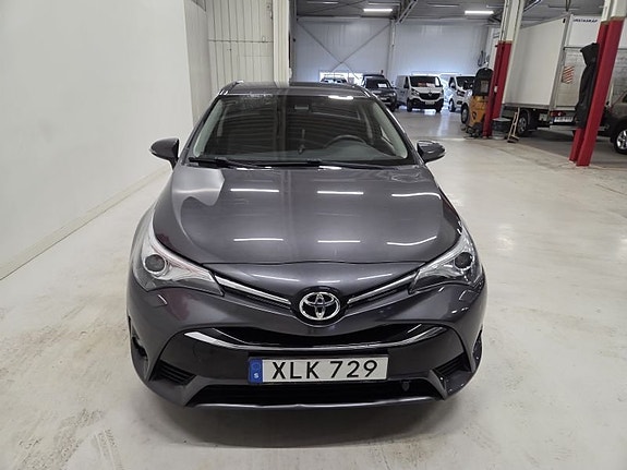 Toyota Avensis 2 of 5