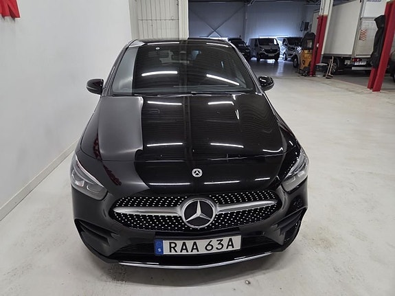 Mercedes-Benz B200 2 of 5