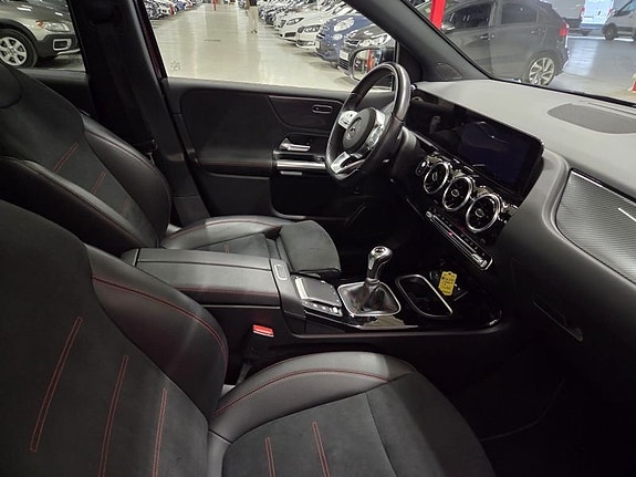 Mercedes-Benz B200 4 of 5