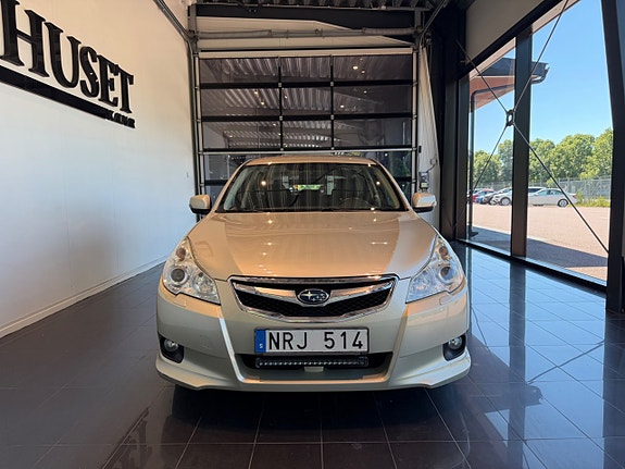 Subaru Legacy 2 of 5