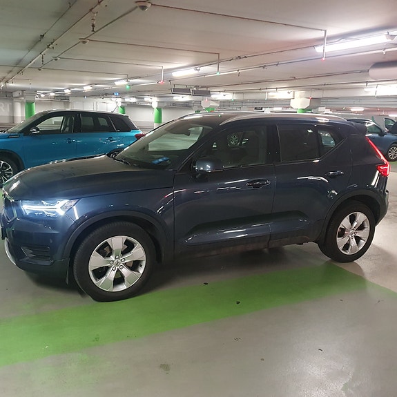 Volvo XC40 2 of 5