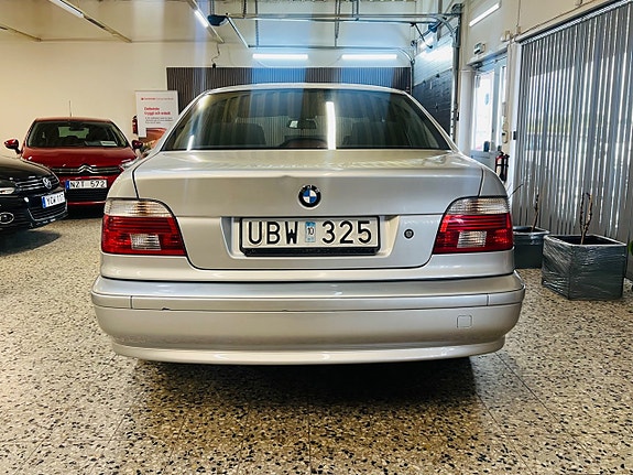 BMW 520i 3 of 5
