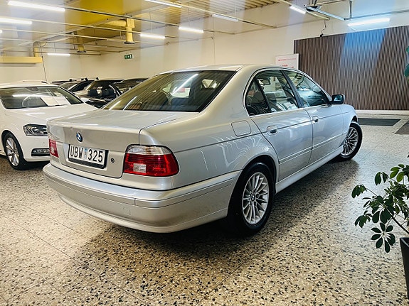 BMW 520i 2 of 5