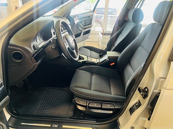 BMW 520i 12 of 15