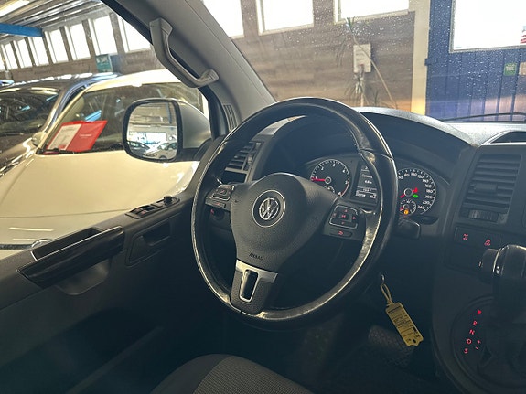 Volkswagen Caravelle 13 of 18