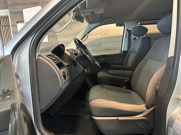 Volkswagen Caravelle 7 of 18