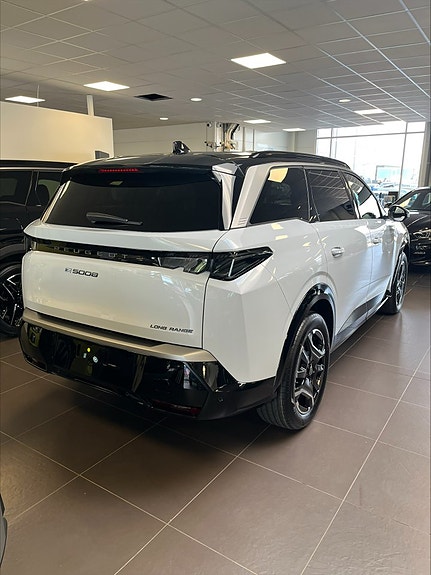 Peugeot e-5008 2 of 2
