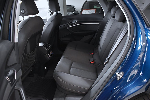 Audi e-tron 10 of 23