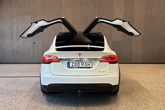 Tesla Model X 10 of 15