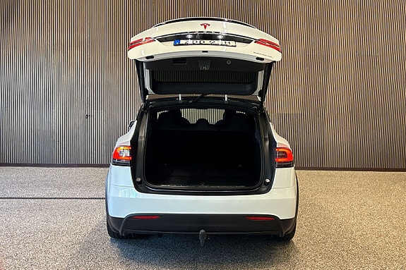 Tesla Model X 11 of 15