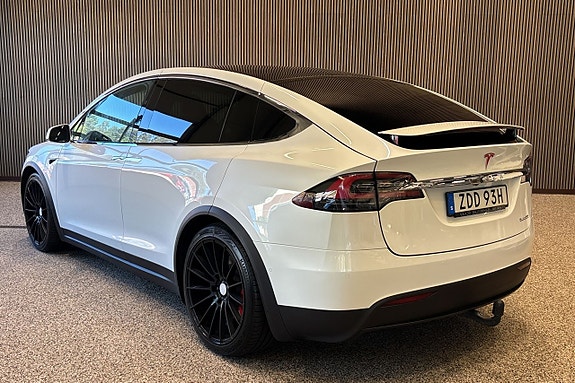 Tesla Model X 3 of 5