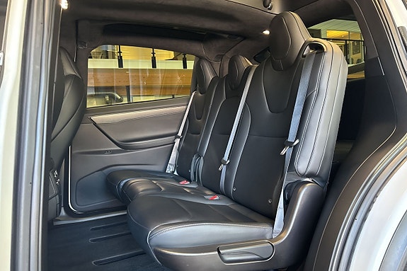 Tesla Model X 7 of 15