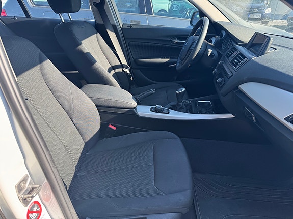 BMW 116i 3 of 5