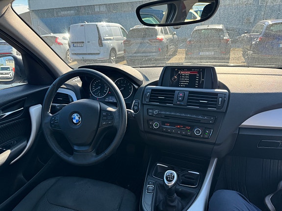 BMW 116i 2 of 5