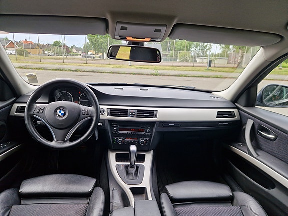 BMW 318d 4 of 5
