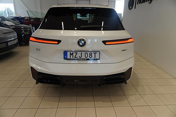 BMW iX 13 of 19
