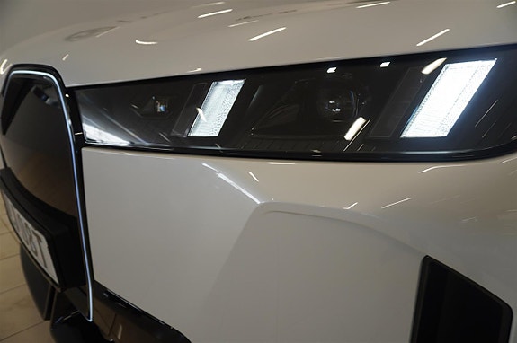 BMW iX 4 of 5
